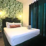Eclectic Maisonette In شقة *