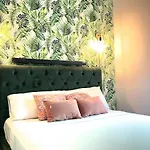 Eclectic Maisonette In شقة لوكا