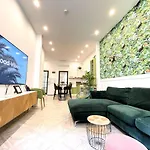 Eclectic Maisonette In شقة