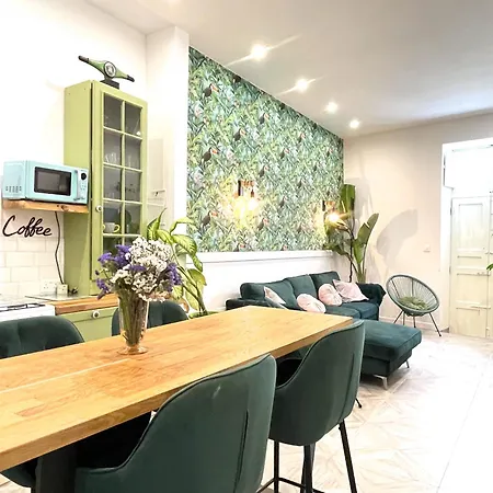 Eclectic Maisonette In Лука