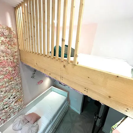 Eclectic Maisonette In Лука