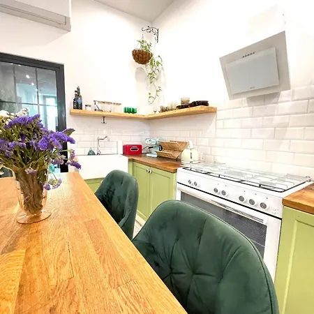 Апартаменты Eclectic Maisonette In
