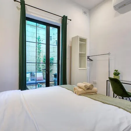 Eclectic Maisonette In Luqa