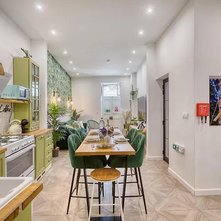 Eclectic Maisonette In Appartement *