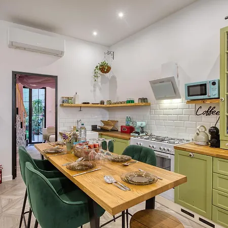 Appartement Eclectic Maisonette In *