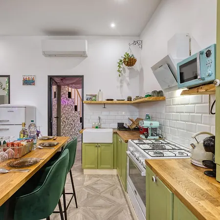 Eclectic Maisonette In Appartement *