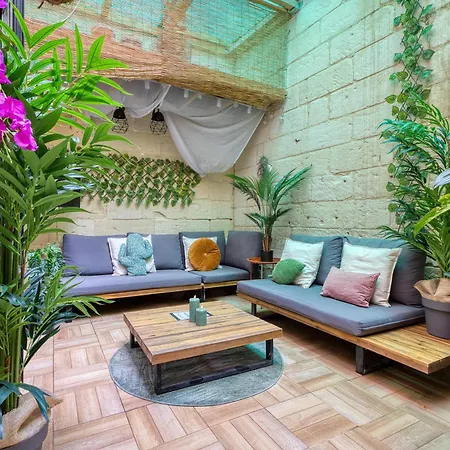 Appartement Eclectic Maisonette In *